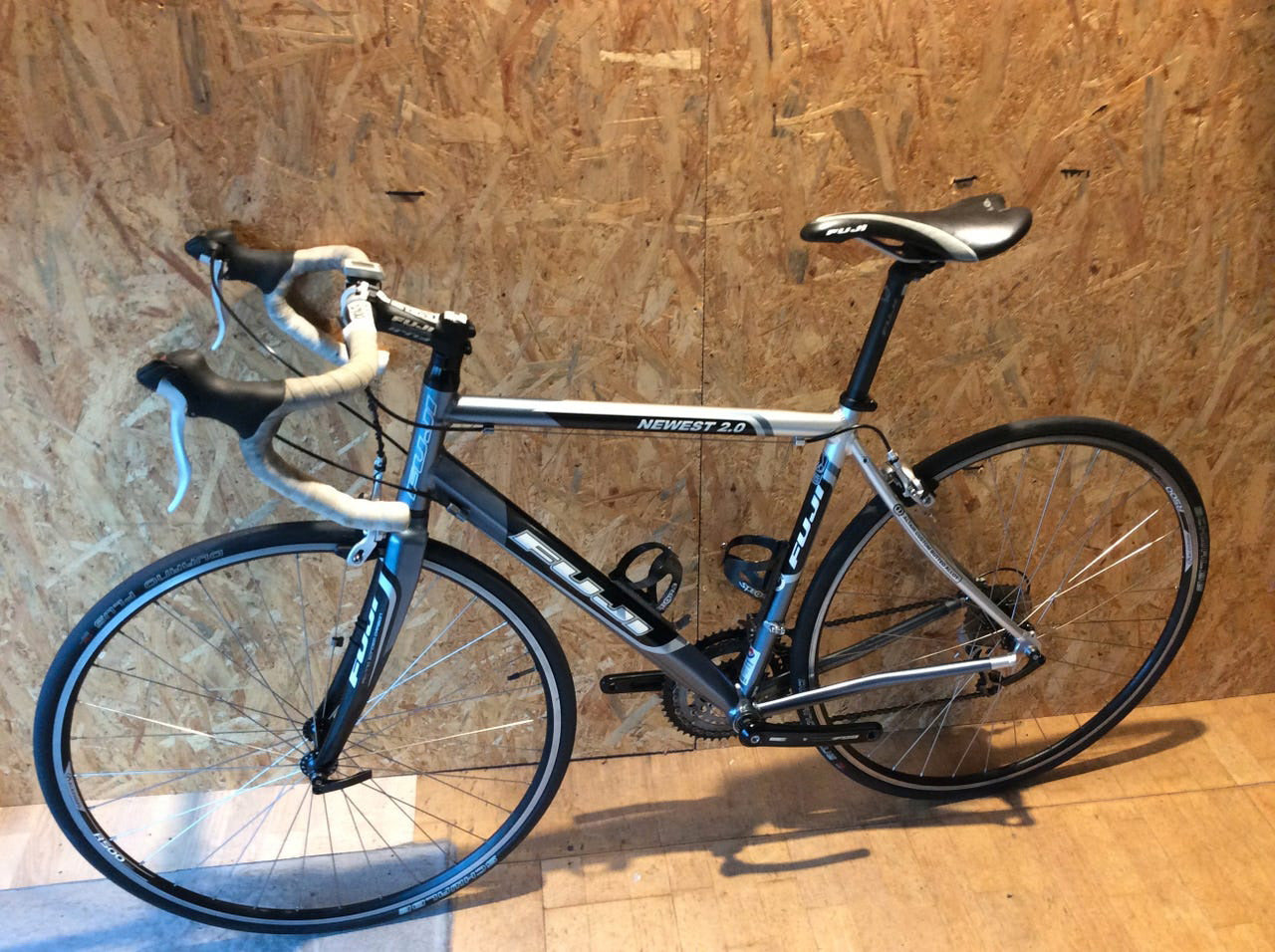Fuji Newest 2.0 – Herre Racer, Alu, str. 50 cm, Shimano 27 gear